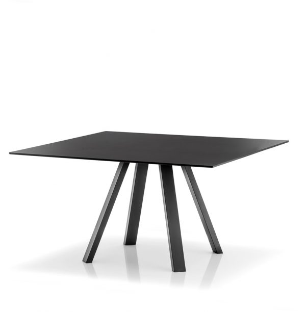 Arki-139x139-grote-vierkante-design-vergadertafel-met-een-dun-volkern-blad-en-schuine-poten