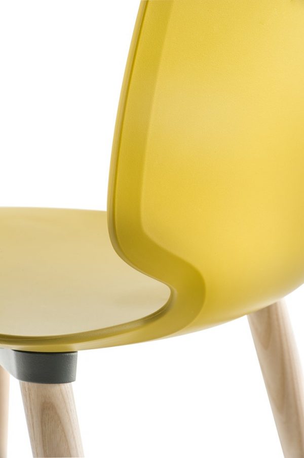 Babila-2750-kunststof-stoel-met-houten-poten-fsc-100-gecertificeerd-2