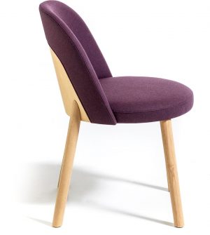 Doc-1049-gestoffeerde-stoel-met-een-houten-poten-en-een-houten-rug