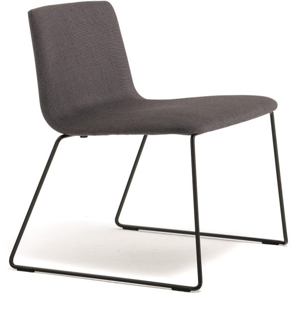 Inga-5688-gestoffeerde-lounge-stoel-wachtstoel-sledeframe