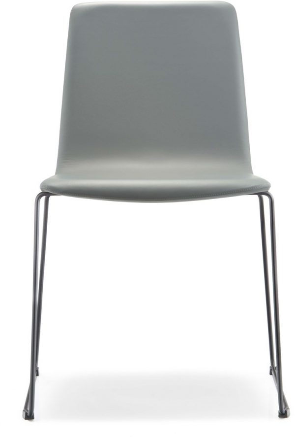 Inga-5689-gestoffeerde-stoel-op-sledeframe-stapelbaar-comfortabel
