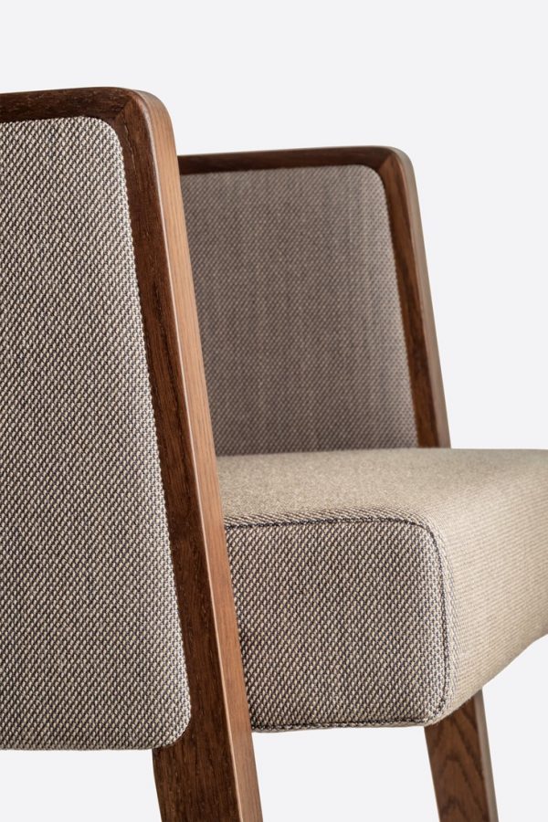 Jil-525-gestoffeerde-houten-stoel-met-armleggers-19