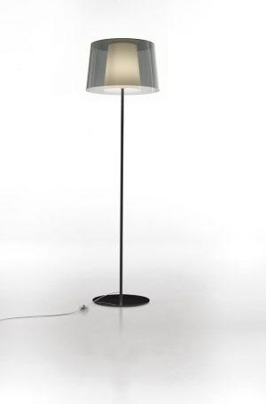 L001st-ba-staande-lamp-met-een-smalle-en-brede-kunststof-kap