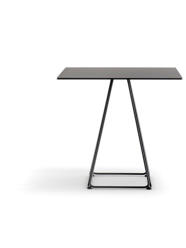 Lunar-tafel-5440-industrieel-vormgegeven-tafel-met-dun-frame-en-een-stalen-blad