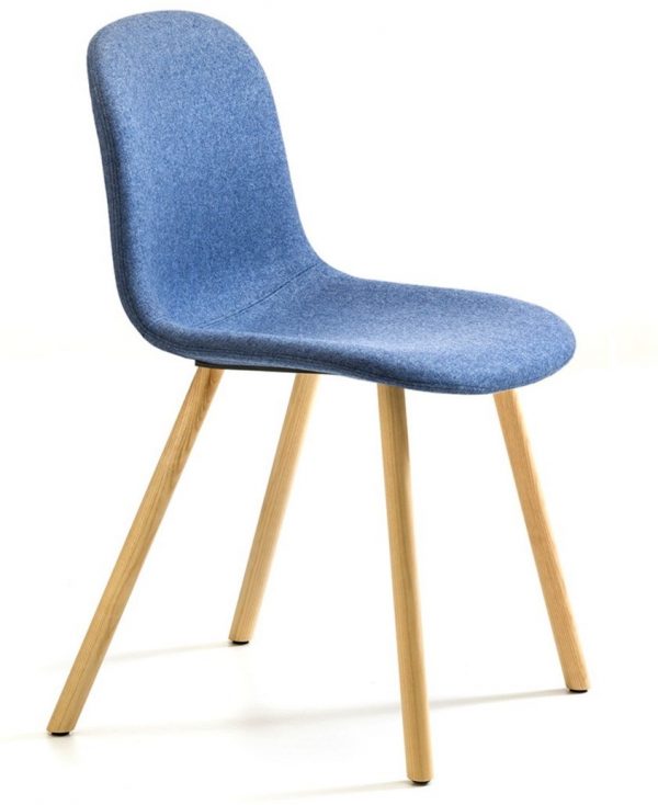 Mani-4wl-fabric-vriendelijk-vormgegeven-gestoffeerde-stoel-met-houten-poten