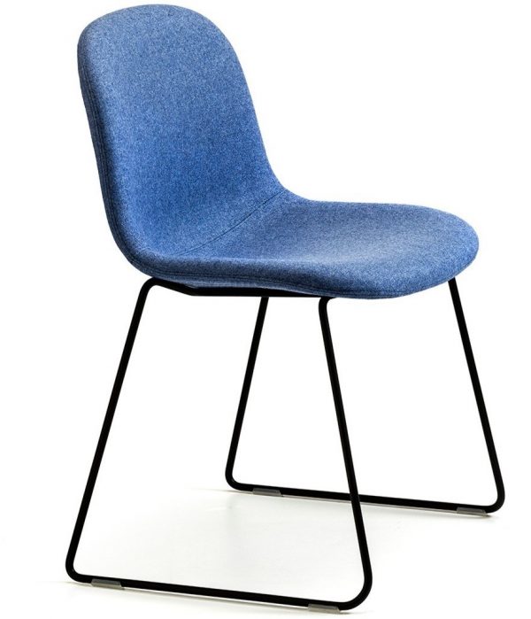 Mani-sl-fabric-vriendelijk-vormgegeven-gestoffeerde-stoel-met-sledeframe