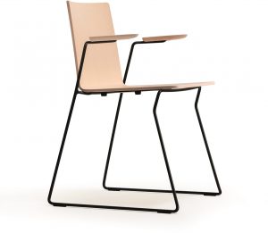 Osaka-metal-5715-houten-stoel-met-armleggers-en-sledeframe-fsc-100-gecertificeerd