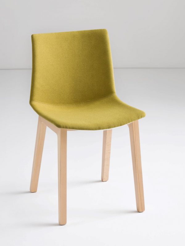 Point-wood-front-kunststof-stoel-met-gestoffeerde-zitting-met-houten-poten