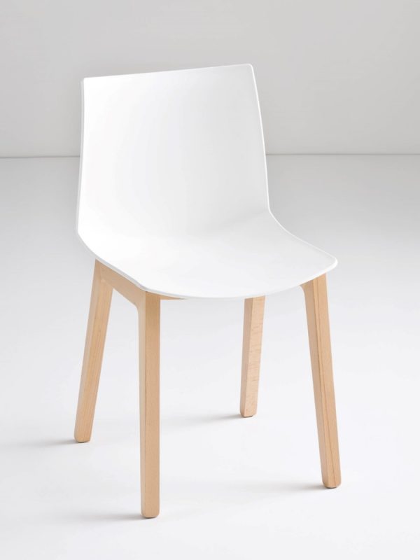 Point-wood-kunststof-stoel-met-houten-poten